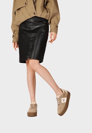 Queen Helena, X35-21 - Sneakers basse - beige