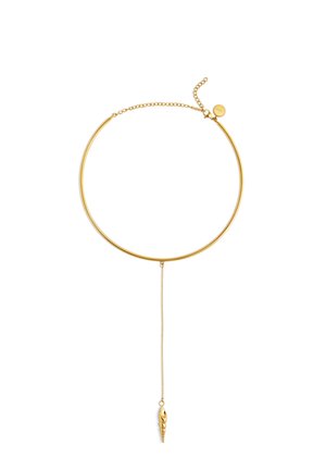 Delicado collar gargantilla de oro con una cadena fina y un pequeño colgante en forma de pez colgando del centro.