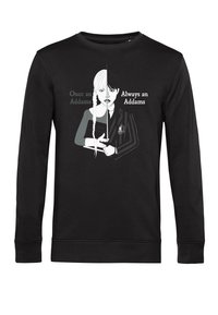Maglietta nera a maniche lunghe con illustrazione divisa di Mercoledì Addams che tiene un libro, il testo recita "Una volta un Addams, sempre un Addams."