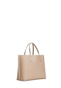 Beige leren tote bag met een gestructureerd ontwerp, vlakke basis, twee korte handvatten en minimale stiksels. Glad oppervlak, rechthoekige vorm.