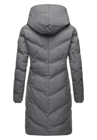 Geacă puffer gri cu glugă, având un model de cusătură în zigzag, mâneci lungi și manșete elastice. Țesătura are o finisare texturată.