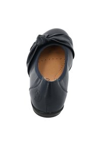 Navyblaue Lederflatschuhe mit einem geknoteten Vorderteil, runder Zehenpartie und einer weichen, glatten Textur. Perforierte Innensohle für Atmungsaktivität.