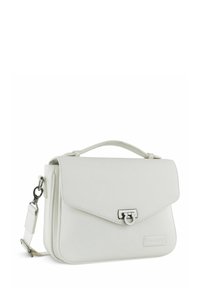Weiße Leder-Crossbody-Tasche mit Klappenverschluss, silbernem Hardware, einem oberen Griff und einem verstellbaren Träger. Texturierte Oberfläche und minimale Markenkennzeichnung.