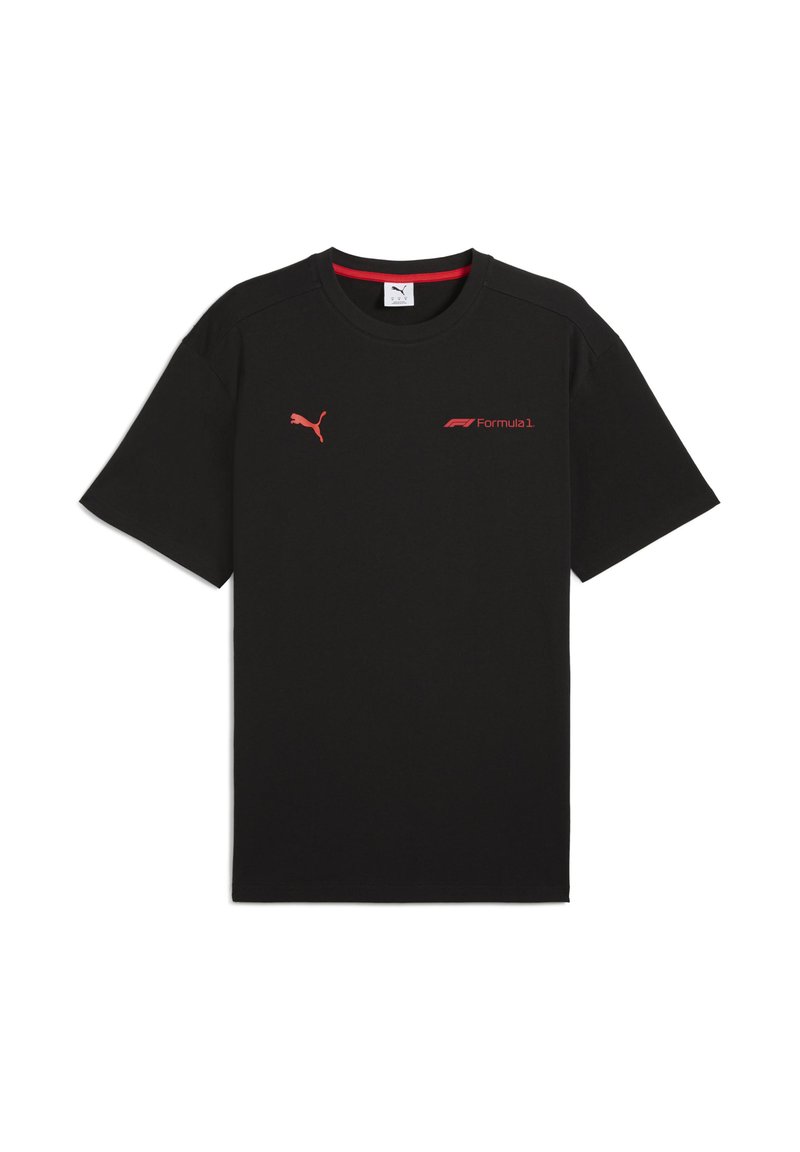 Sort t-shirt med røde accenter, der har et Puma-logo på venstre bryst og teksten "Formula 1" på fronten, hvilket fremhæver et sporty design.
