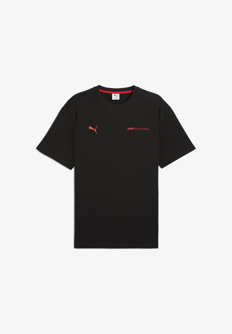 Mustapaita punaisilla yksityiskohdilla, jossa on Puma-logo vasemmassa rinnassa ja "Formula 1" -teksti edessä, esittelee urheilullista muotoilua.
