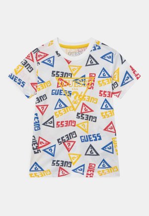 Biały t-shirt z krótkim rękawem z kolorowymi czerwonymi, niebieskimi, żółtymi i czarnymi logo GUESS oraz trójkątami z znakiem zapytania nadrukowanymi na całej powierzchni.
