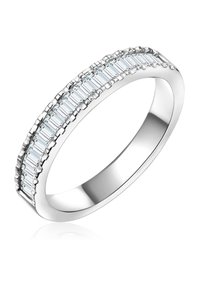 Srebrn prstan z vrsto pravokotnih diamantov, teksturiranimi robovi in gladkim notranjim delom. Odsevna površina izboljšuje celoten sijaj.