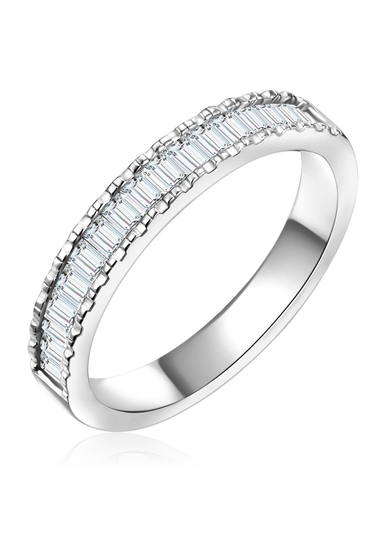 Srebrn prstan z vrsto pravokotnih diamantov, teksturiranimi robovi in gladkim notranjim delom. Odsevna površina izboljšuje celoten sijaj.