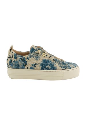 Lage sneaker met beige zool en blauwe stoffen bovenkant met bloemenprint, voorzien van beige veterlussen en een treklus aan de hiel.