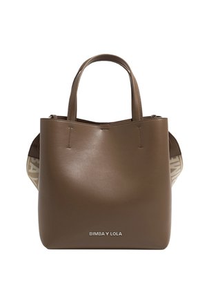 Brun lædertaske med to håndtag, med beige stofsider med tekst og mærkenavnet "BIMBA Y LOLA" foran.