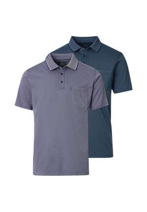 Dwie koszulki polo z krótkim rękawem, jedna szara z kieszonką, druga granatowa, obie z zapinanymi na guziki kołnierzykami i subtelnymi paskami na krawędziach kołnierzyków.