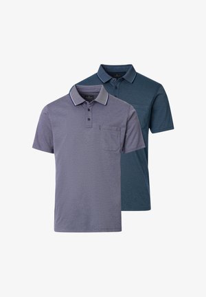 Dwie koszulki polo z krótkim rękawem, jedna szara z kieszonką, druga granatowa, obie z zapinanymi na guziki kołnierzykami i subtelnymi paskami na krawędziach kołnierzyków.