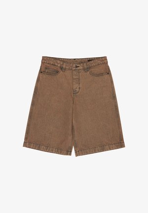 Shorts de mezclilla marrones con un corte regular, que cuentan con bolsillos frontales, cierre de botón y detalles de costura en contraste.