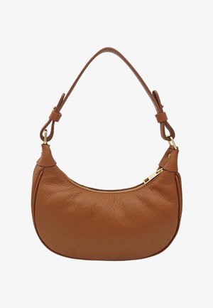 Sac à main en cuir marron en forme de croissant avec une courte bandoulière réglable et une fermeture éclair dorée sur le dessus.