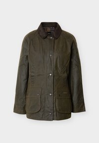 Ciemnozielona woskowana kurtka z brązowym kołnierzem z sztruksu, z zapięciem na zatrzaski, dwoma przednimi kieszeniami z patkami oraz bocznymi kieszeniami na ręce, pokazana na płasko.