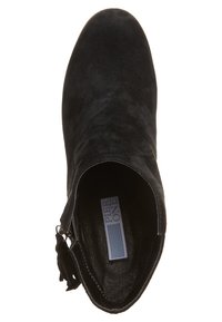 Bottine en daim noire avec un bout arrondi, fermeture éclair sur le côté et étiquette "Pier One" visible à l'intérieur.