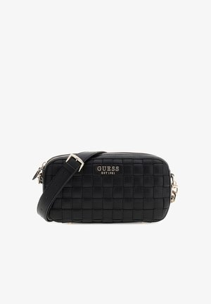 Sac bandoulière en cuir noir avec un motif matelassé, des ferrures argentées et une bandoulière amovible. Comprend une fermeture éclair et un détail de logo.