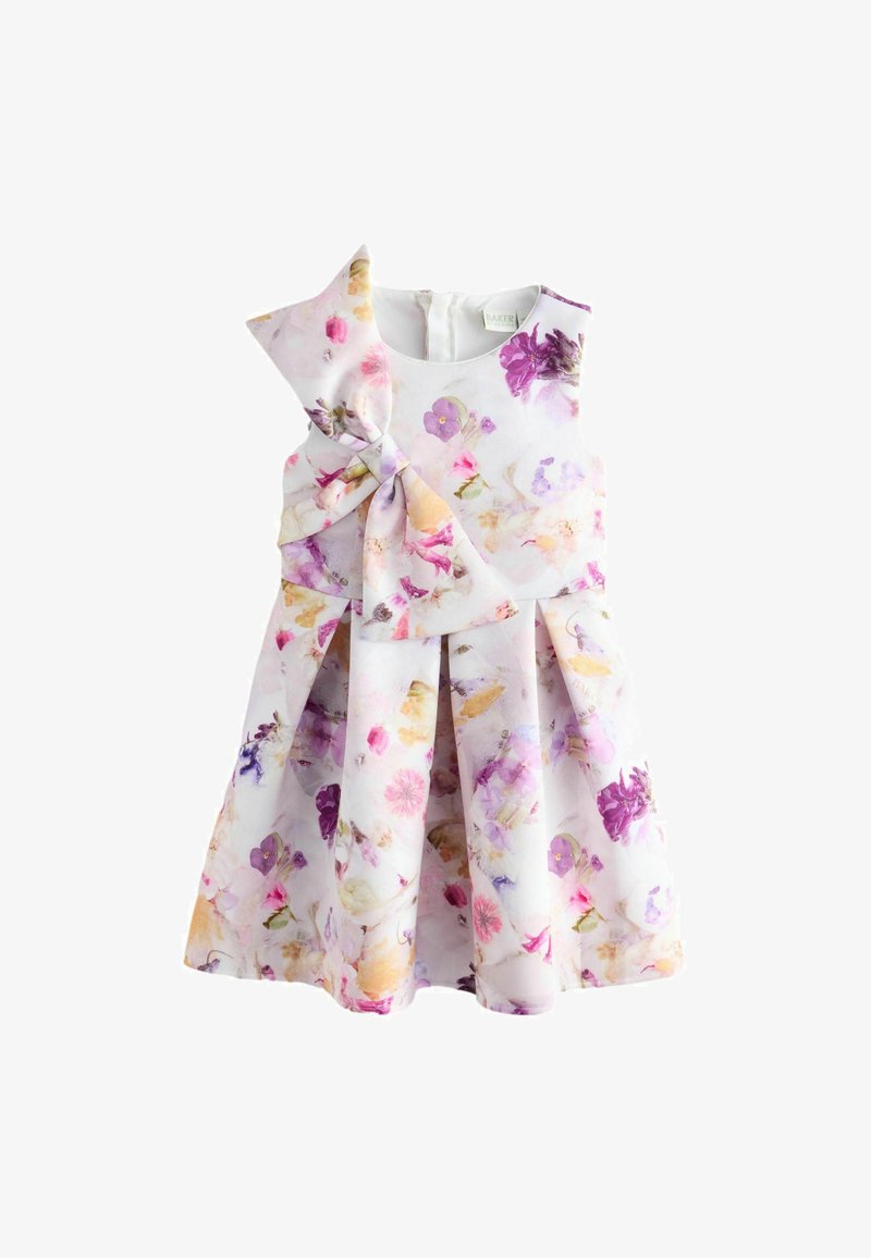 Ziedu kleita ar baltu fonu, kurā ir purpursarkani, rozā un dzelteni ziedi. Vienai plecam ir dekoratīvs locījums; plecēts svārks.