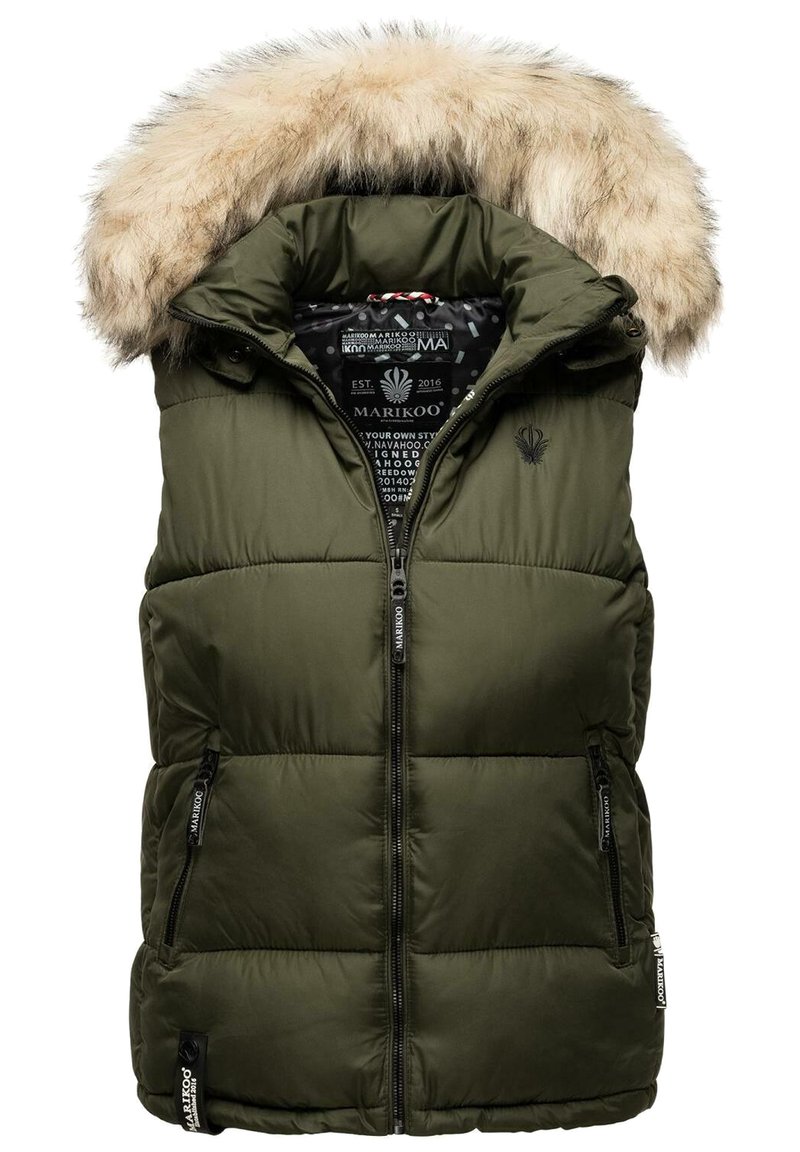 Maslinasto zeleni puffer prsluk s odvojivom umjetnom krznom kapuljačom. Ima prednji patentni zatvarač i dva bočna džepa s patentnim zatvaračem. Teksturirani kviltani dizajn.