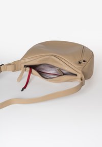 Borsa a tracolla in pelle beige con forma curva, chiusura a zip e accenti rossi a contrasto all'interno. Tracolla regolabile per un uso versatile.