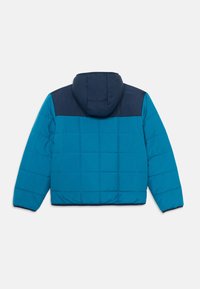 Veste à capuche en duvet bleu et marine avec texture matelassée, un design uni et des poignets élastiques. Présente une coupe décontractée et une capuche arrondie.