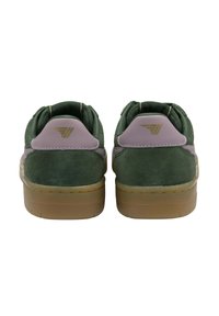 Baskets en daim vert avec des accents lilas, dotées d'une semelle en caoutchouc texturé et d'un détail logo doré sur le contrefort.