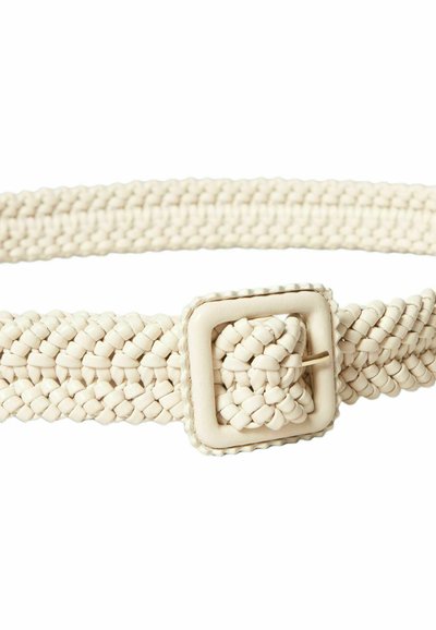 Cinturón trenzado de crema hecho de material texturizado, con una hebilla de cuero cuadrada que presenta un diseño tejido para un ajuste seguro.