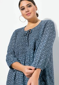 Ulla Popken ALLOVER PRINT SMOCKED  - Camicetta - marine