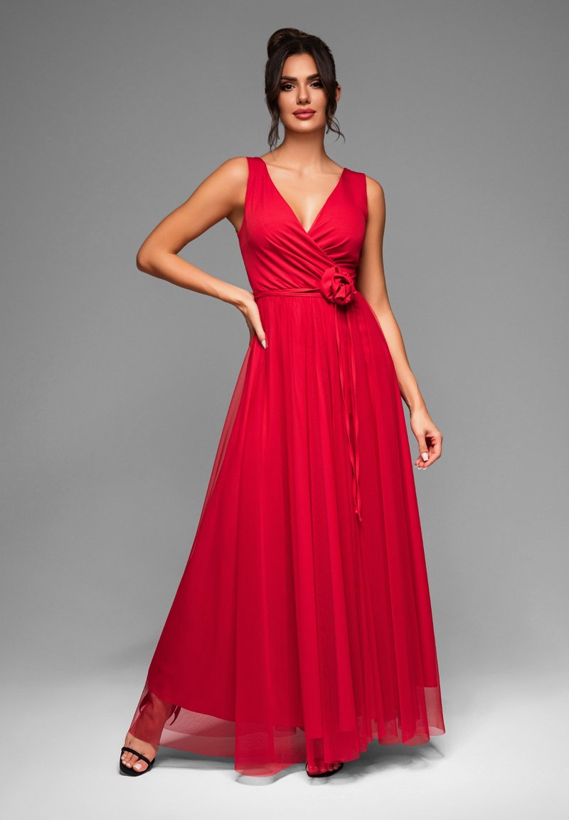 Rotes Maxikleid mit V-Ausschnitt und ärmellosem Design. Verfügt über ein tailliertes Oberteil mit einem Taillengürtel und einem Blumenakzent. Hergestellt aus transparenter Stoff.