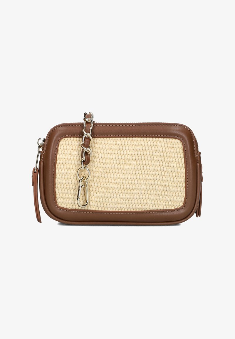 Bruine en tan geweven schoudertas met een rits, voorzien van een zilveren kettingaccent en een textuur van stro.