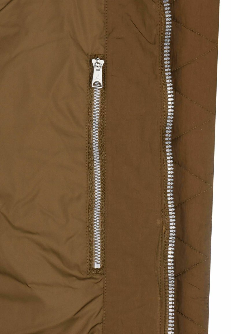 Braunes, gestepptes Außenmaterial mit einem silbernen Reißverschluss auf der linken Seite, ausgestattet mit einer sicheren Tasche. Glatte Textur mit gesteppten Details.