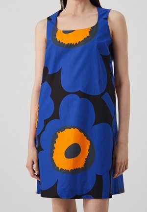 Robe sans manches bleue avec de vives motifs floraux orange et noirs, fabriquée en tissu léger, avec un décolleté carré et une coupe décontractée.