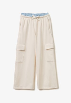 Pantalones cargo de pierna ancha en color crema con grandes bolsillos de solapa y una cintura elástica azul claro con cordón ajustable.