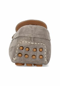 Grå ruskinds loafers med rund tå, let syning og gummisål med flere cirkulære accenter for bedre greb.