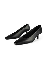 Scarpe nere in pelle con tacco alto, punta affusolata e tacco sottile e basso. Texture liscia, design minimalista e senza motivi o accenti visibili.