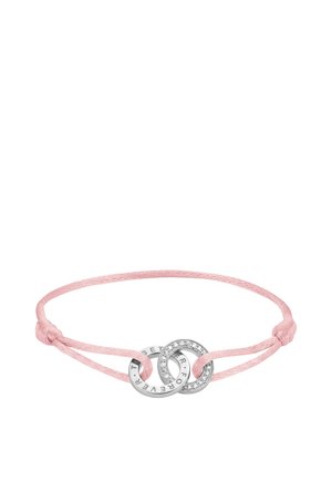 Zartes pinkes Kordelarmband mit zwei ineinandergreifenden Silberringen, eines mit Text graviert, das andere mit kleinen klaren Steinen besetzt.