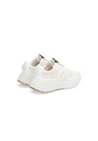 Sneakers bianchi con suola testurizzata, tomaia in morbido tessuto e dettagli in mesh. Presentano un discreto logo e una rifinitura azzurro chiaro sul tallone.