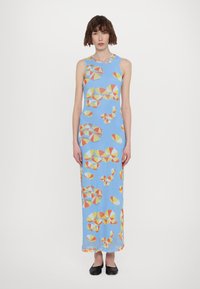 Robe maxi bleue avec un motif géométrique en jaune, orange et rouge. Design sans manches, silhouette ajustée et texture de tissu lisse.