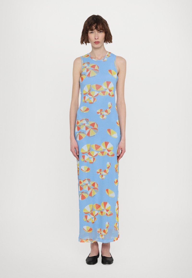 Robe maxi bleue avec un motif géométrique en jaune, orange et rouge. Design sans manches, silhouette ajustée et texture de tissu lisse.