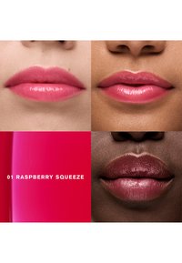 Cztery zbliżenia ust ukazujące różne odcienie różu. Błyszczące wykończenie, gładka tekstura, z tekstem "01 RASPBERRY SQUEEZE" napisanym dużą czcionką.