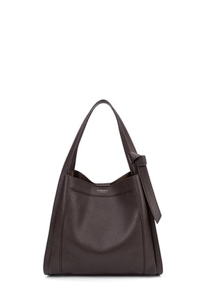 Donkerbruine leren tote bag met een gladde textuur, een brede open top en een enkele strap met een knoopdetail aan de zijkant.