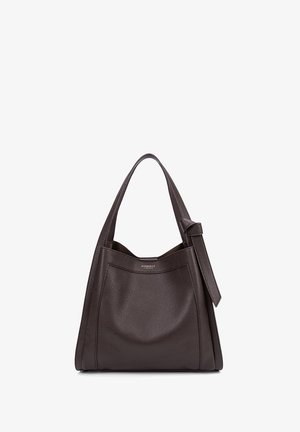 Sac en cuir marron foncé avec une texture lisse, un large ouvert en haut et une seule sangle avec un détail de nœud sur le côté.