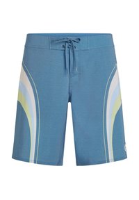Blaue Badehosen mit einem Kordelzugbündchen, die geschwungene Streifen in Weiß, Grün und Hellblau aufweisen, aus strukturiertem Stoff.
