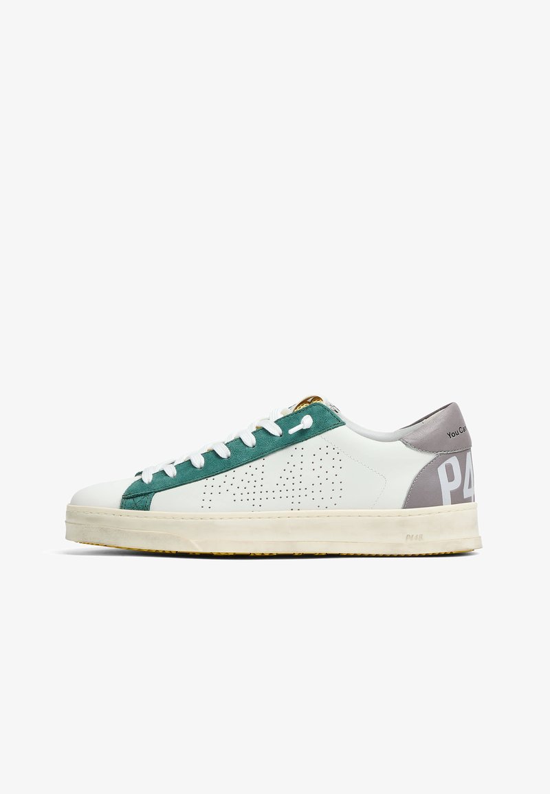 Baskets basses blanches avec panneau de lacets en daim vert, empiècement gris au talon, design perforé et semelle blanche sur fond blanc.
