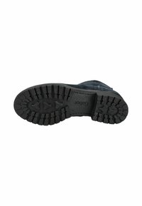 Semelle d'une botte, en caoutchouc noir, avec des crampons profonds et un motif texturé pour une meilleure adhérence, dotée d'un logo en relief et d'un design incurvé au niveau du talon.