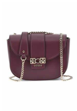 Sac à main en simili cuir bordeaux avec un rabat en haut, une chaîne dorée et un détail en métal logo à l'avant. Texture lisse avec une forme structurée.