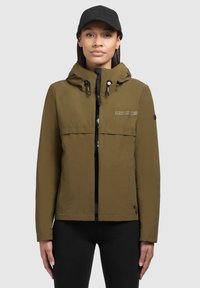 Giacca impermeabile verde oliva con chiusura a zip, cappuccio regolabile e dettaglio del logo. Presenta accenti neri e una vestibilità strutturata.