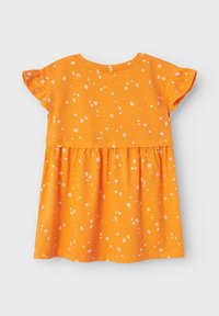 Vestido de manga corta en algodón naranja brillante, con falda fruncida y patrón floral blanco. Textura suave con mangas con volantes.