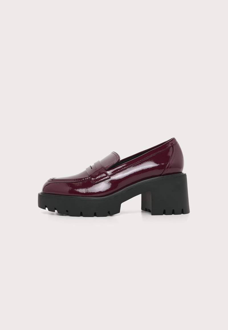 Mocassin en cuir verni rouge foncé avec talon plateforme noir épais et semelle rainurée, présenté de profil sur fond blanc uni.