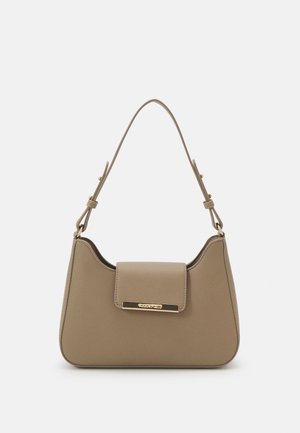 Bolso de hombro de cuero taupe con correa ajustable y solapa frontal con detalle de herrajes en tono dorado.